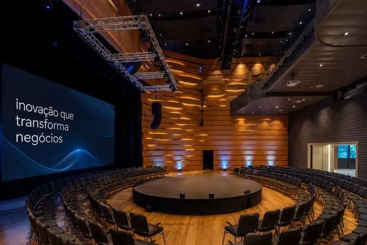 Arena com palco central no Espaço Multiúso