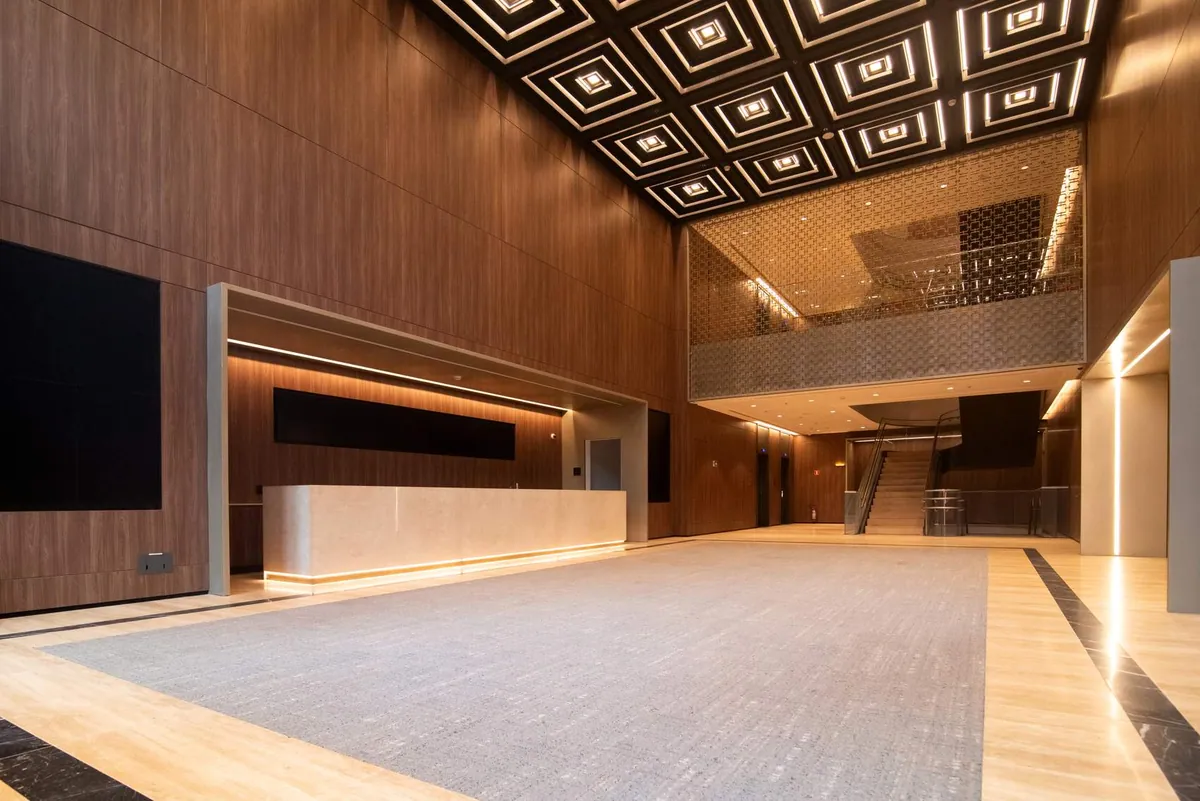 Foyer de entrada com pé-direito duplo e teto de caixotões iluminado