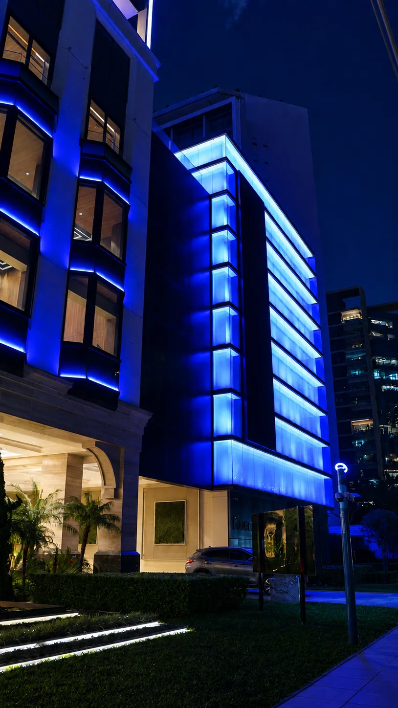 Fachada do edifício iluminada em azul à noite