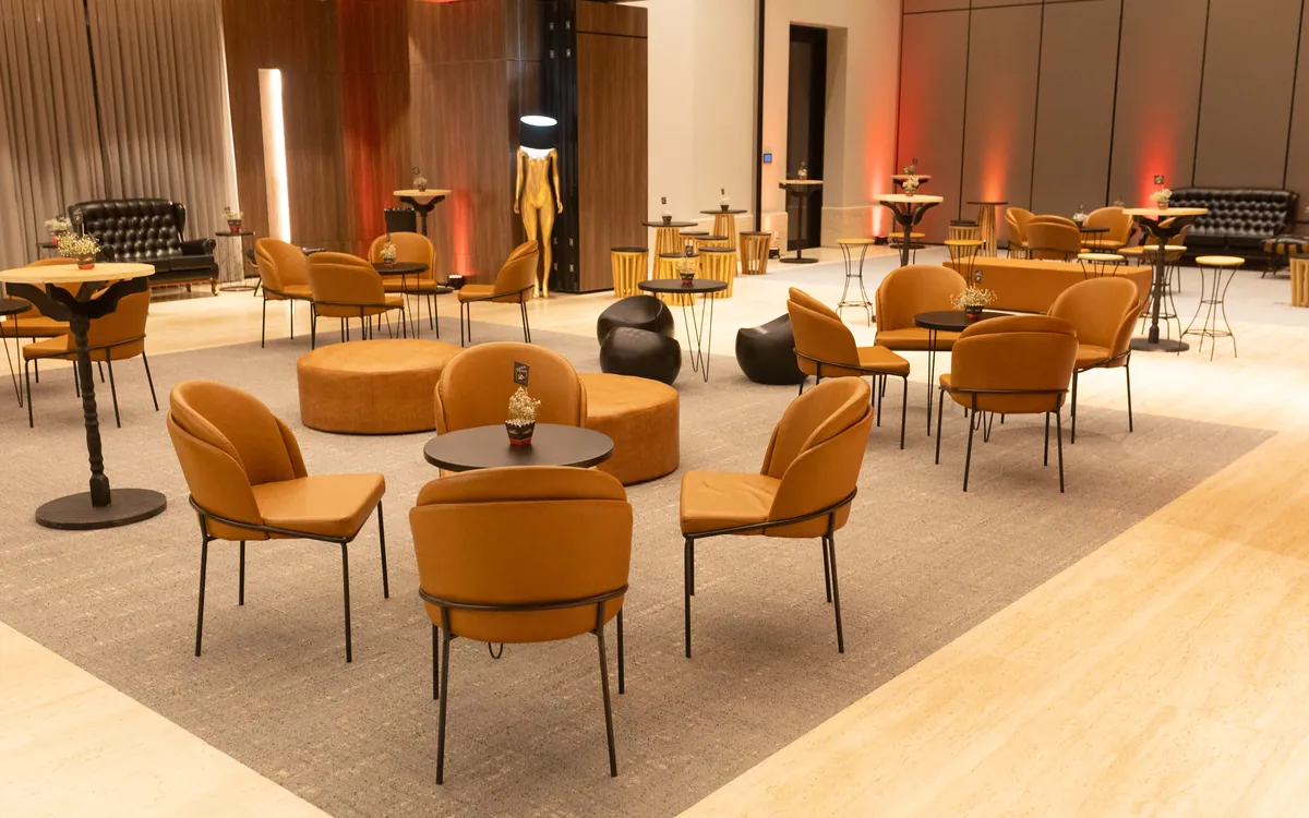Área de Eventos montada como lounge, com poltronas e mesas