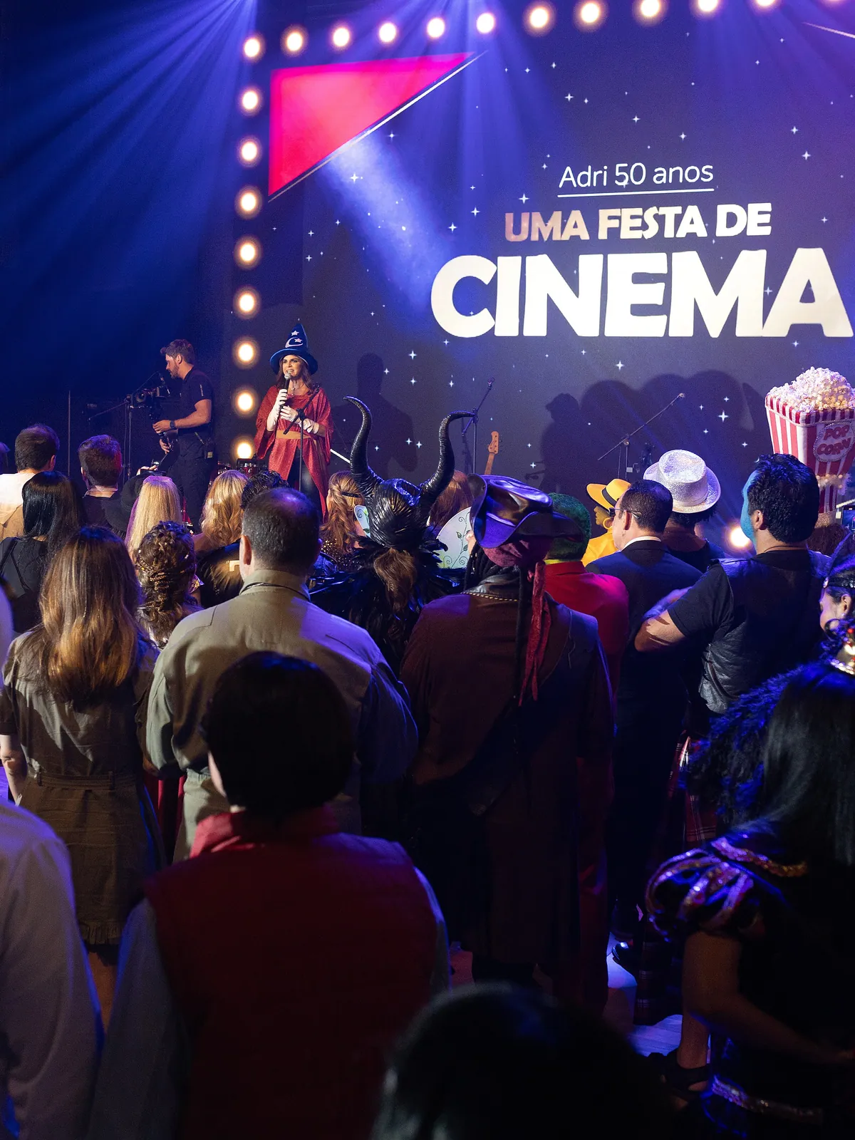 Convidados diante do palco durante a apresentação