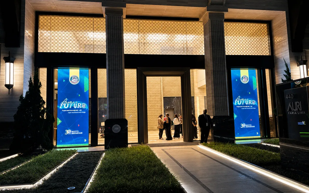 Entrada principal do edifício com totens de LED do evento