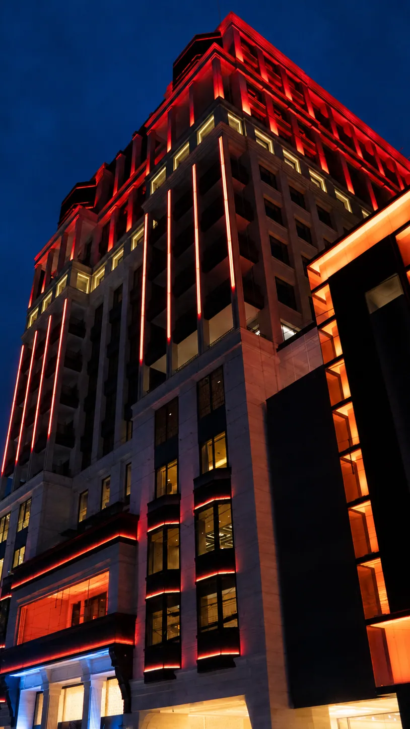 Fachada do edifício iluminada em vermelho à noite
