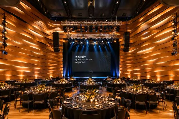 Jantar de gala corporativo no Espaço Multiúso